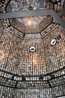 「追悼特別展 高倉健」より、横尾忠則のインスタレーション「流転」。