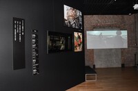 「追悼特別展 高倉健」展示の様子。