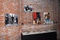 「追悼特別展 高倉健」展示の様子。