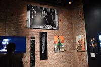 「追悼特別展 高倉健」展示の様子。