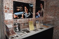 「追悼特別展 高倉健」展示の様子。