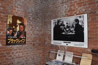 「追悼特別展 高倉健」展示の様子。