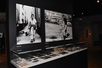 「追悼特別展 高倉健」展示の様子。