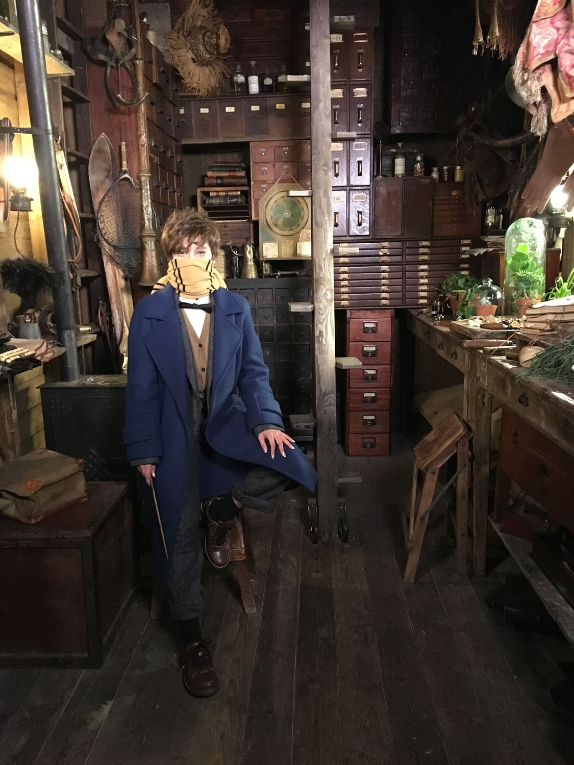 YouTube Space Londonに設置されたニュートの部屋のセットと、ざわちん。
