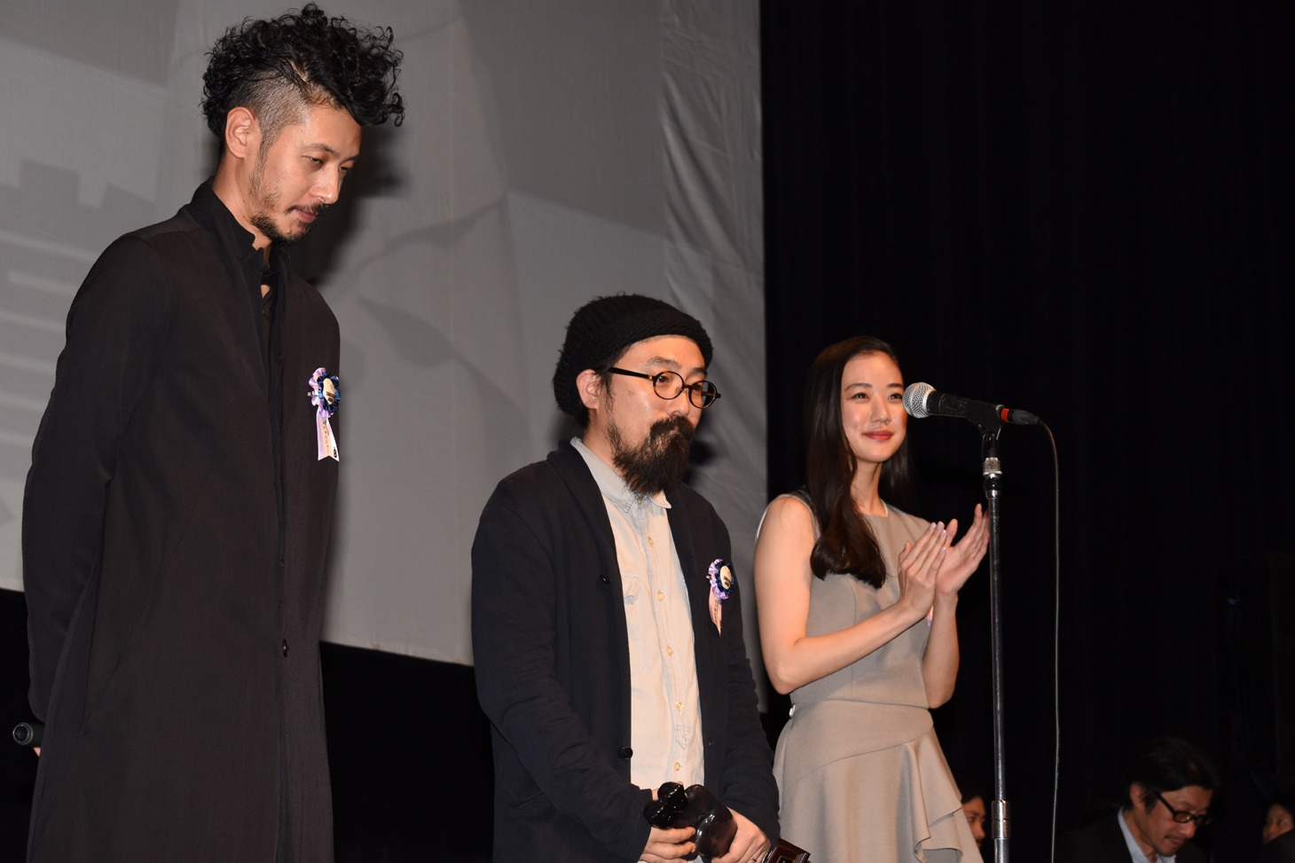左からオダギリジョー、山下敦弘、蒼井優。