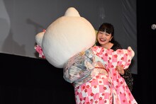 キティちゃん（左）と抱き合う小松菜奈（右）。