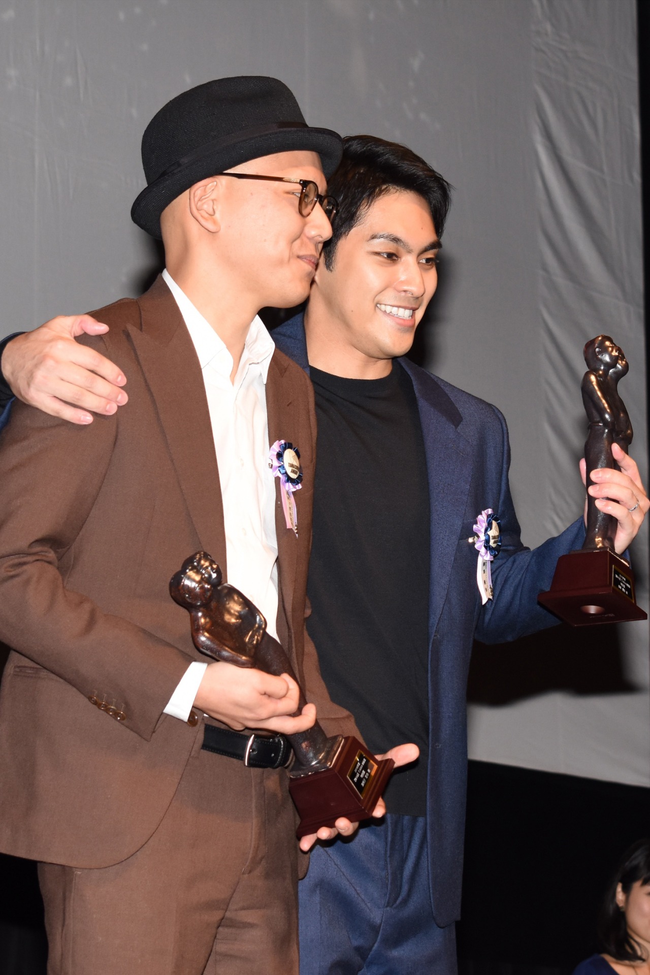 左から真利子哲也、柳楽優弥。