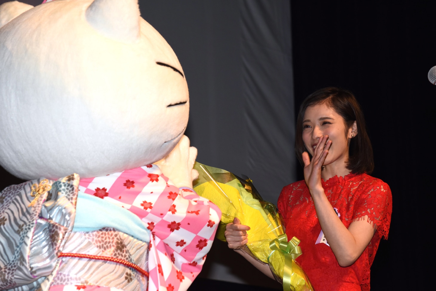 左からキティちゃん、松岡茉優。