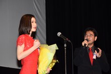 左から松岡茉優、小泉徳宏。