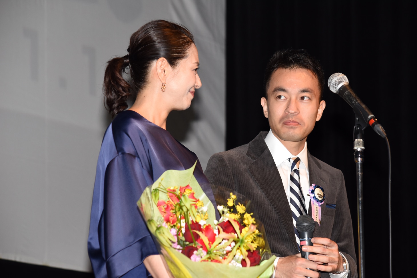 左から小泉今日子、前田司郎。