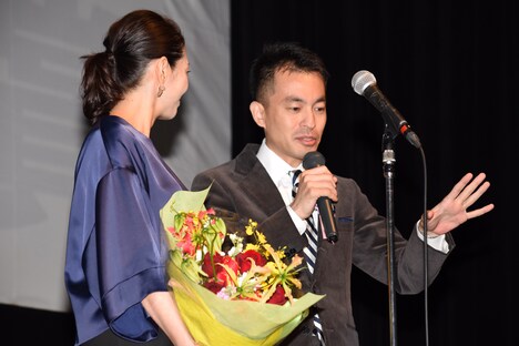 左から小泉今日子、前田司郎。