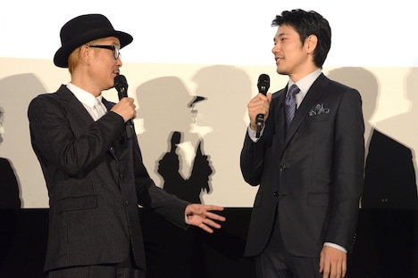 増量していた頃の松山ケンイチ（右）の体型を懐かしがるリリー・フランキー（左）。