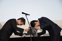 羽生善治（左）から初段免状を授与された松山ケンイチ（右）。