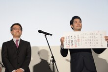 羽生善治（左）から初段免状を授与された松山ケンイチ（右）。