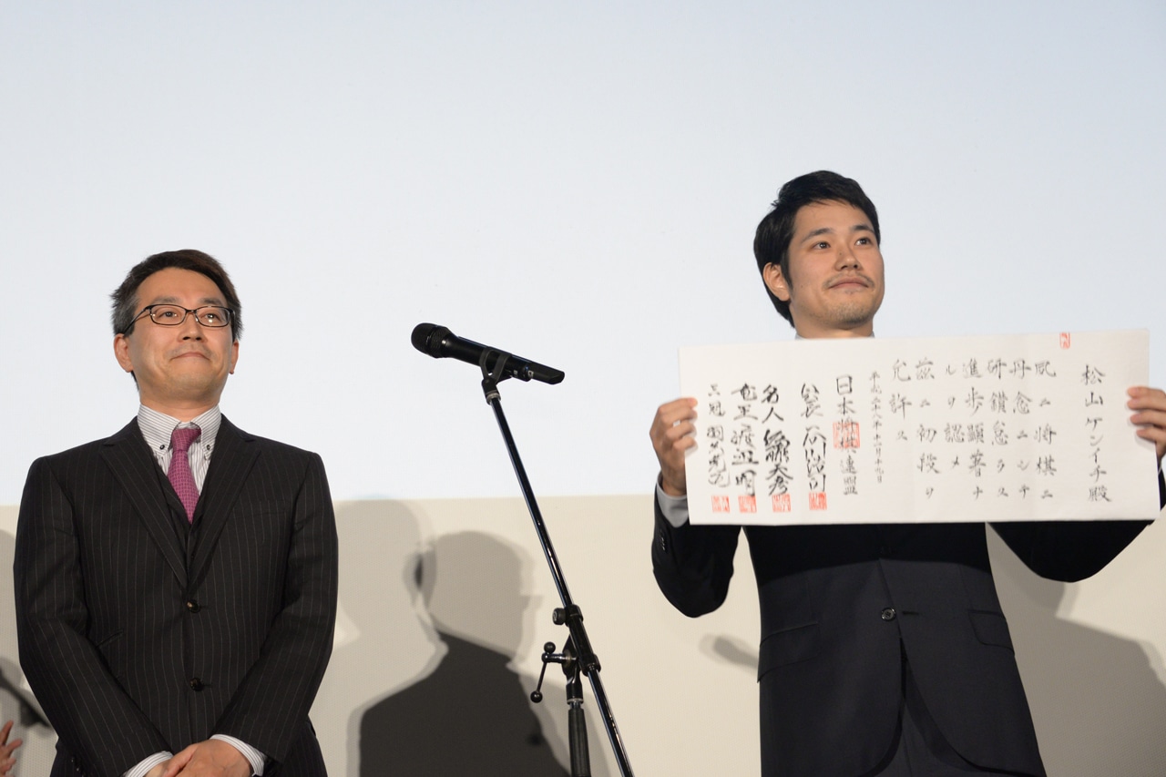 羽生善治（左）から初段免状を授与された松山ケンイチ（右）。