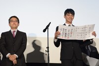 羽生善治（左）から初段免状を授与された東出昌大（右）。