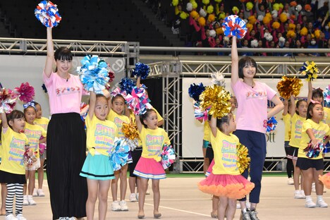 キャストたちによるチアダンスのパフォーマンスの様子。