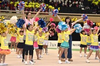 キャストたちによるチアダンスのパフォーマンスの様子。