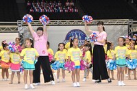 キャストたちによるチアダンスのパフォーマンスの様子。