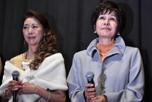 左から風祭ゆき、白川和子。