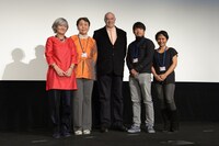 第17回東京フィルメックスの審査員たち。左からカトリーヌ・ドゥサール、松岡環、審査委員長のトニー・レインズ、パク・ジョンボム、アンジェリ・バヤニ。