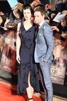 左からキャサリン・ウォーターストン、エディ・レッドメイン。