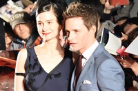 左からキャサリン・ウォーターストン、エディ・レッドメイン。