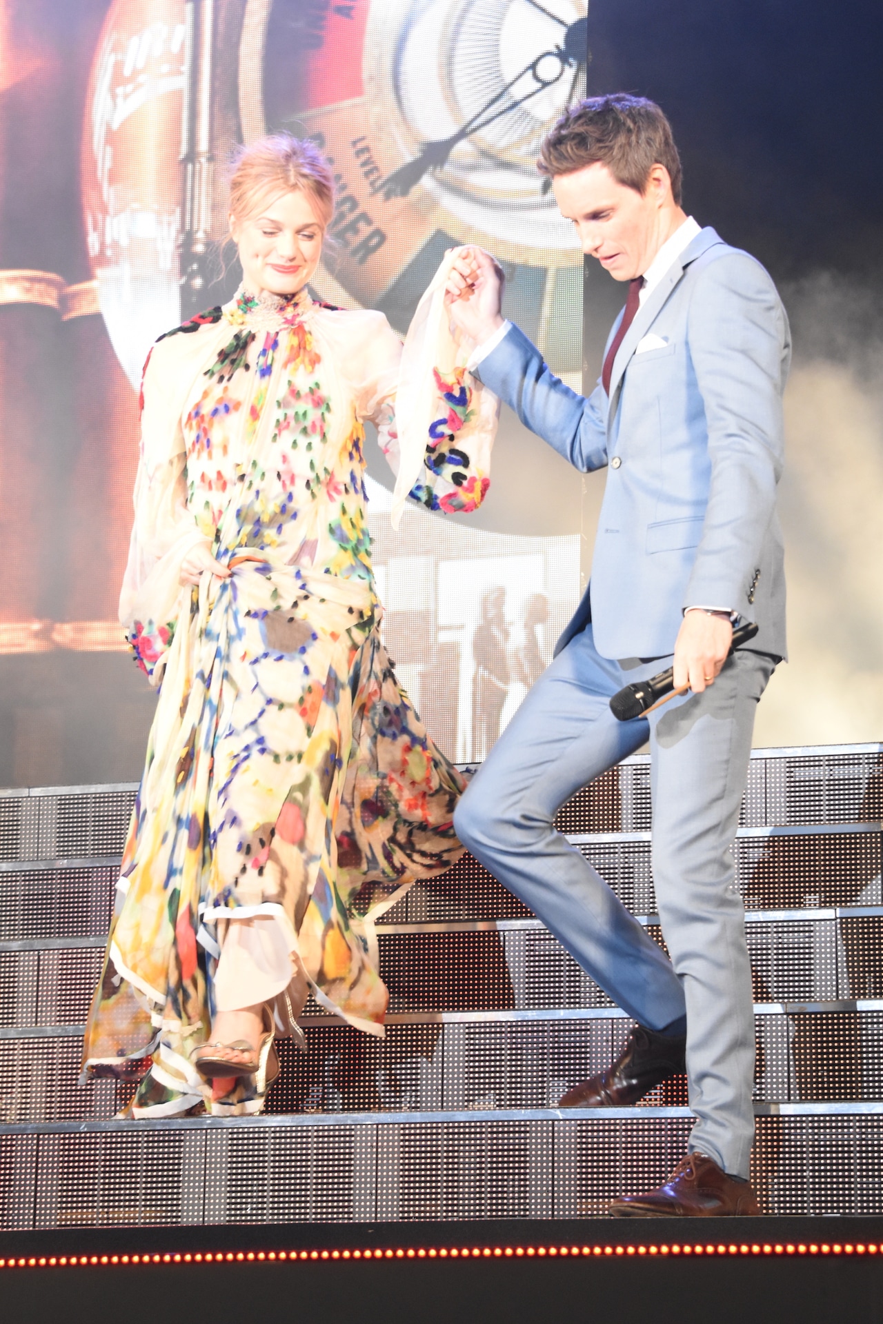 左からアリソン・スドル、エディ・レッドメイン。