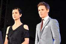 左からキャサリン・ウォーターストン、エディ・レッドメイン。