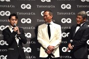 菅田将暉（左）を笑顔で見つめる吉川晃司（右）。