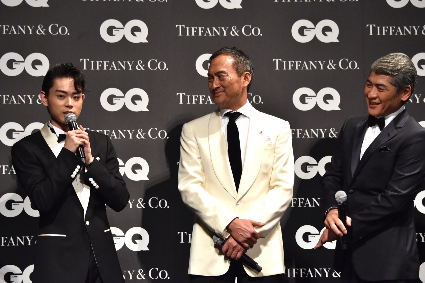 菅田将暉（左）を笑顔で見つめる吉川晃司（右）。