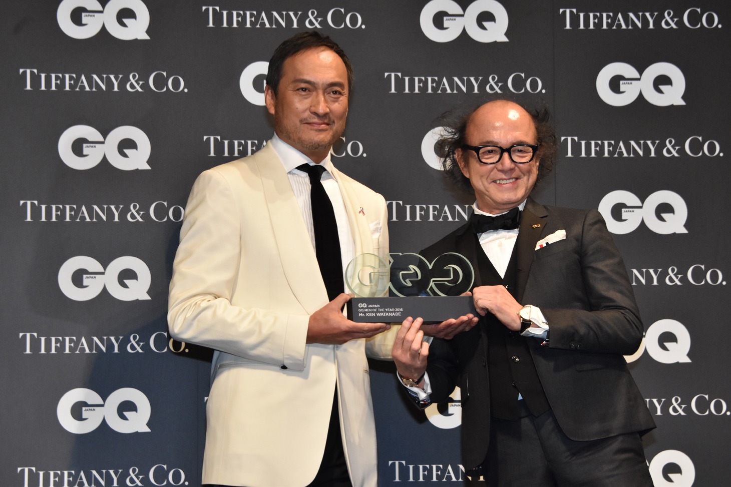 トロフィーを手にする渡辺謙（左）。