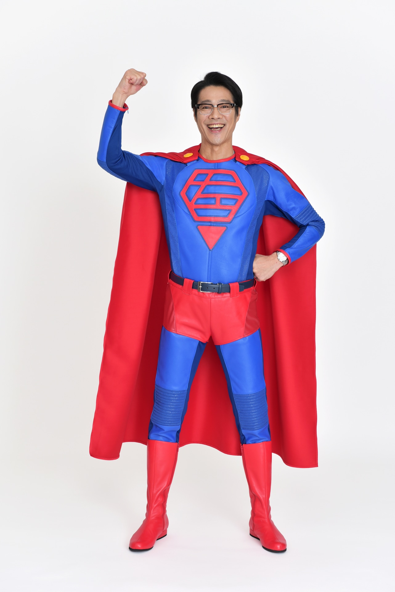 堤真一演じる左江内がスーパースーツを着た姿。