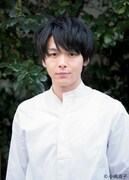刈野役の中村倫也。