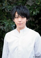 刈野役の中村倫也。