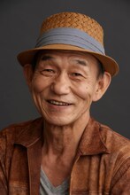 謎の老人役の笹野高史。