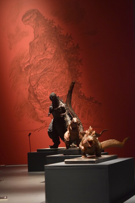 「株式会社カラー10周年記念展 ～過去（これまで）のエヴァと、未来（これから）のエヴァ。そして現在（いま）のスタジオカラー。～」展示の様子。(c)カラー