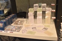 「株式会社カラー10周年記念展 ～過去（これまで）のエヴァと、未来（これから）のエヴァ。そして現在（いま）のスタジオカラー。～」グッズ売り場 (c)カラー