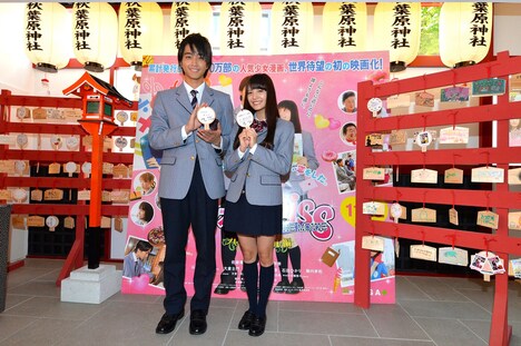 左から佐藤寛太、美沙玲奈。