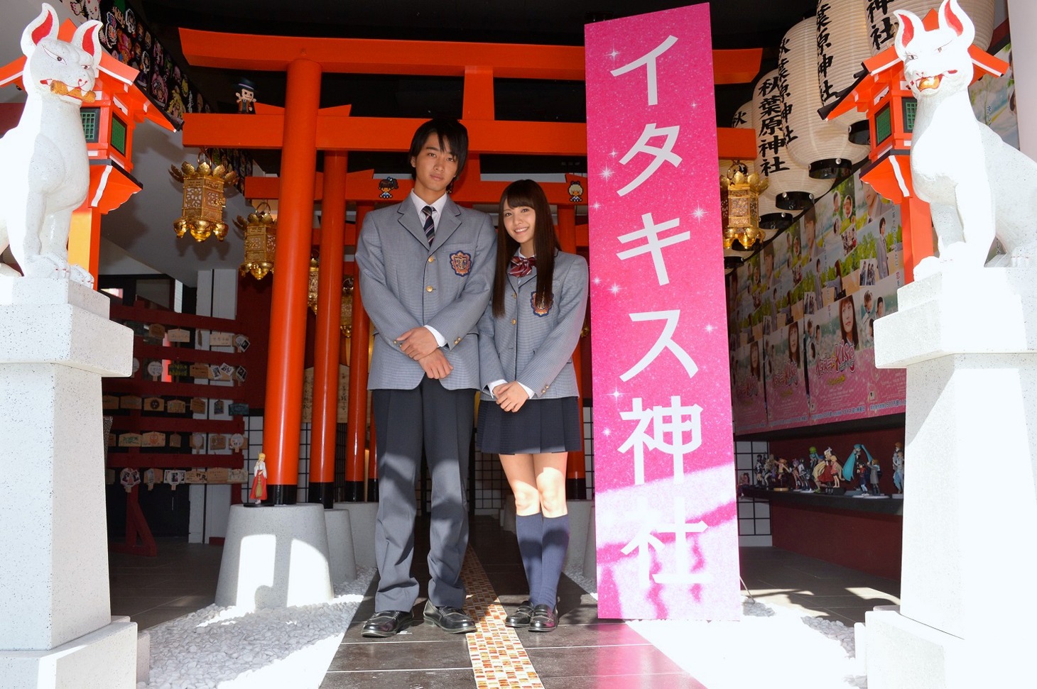 「イタズラなKiss THE MOVIE ～ハイスクール編～」大ヒット祈願イベントの様子。左から佐藤寛太、美沙玲奈。