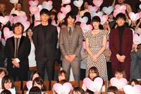 「ぼくは明日、昨日のきみとデートする」完成披露舞台挨拶の様子。