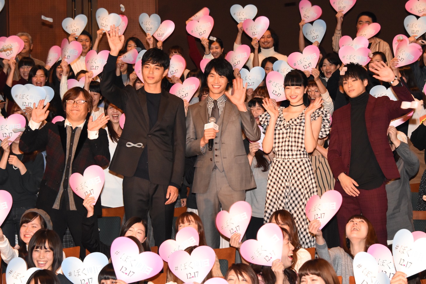 「ぼくは明日、昨日のきみとデートする」完成披露舞台挨拶の様子。