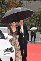 安藤サクラ（左）をエスコートするトレンディエンジェル斎藤（右）。