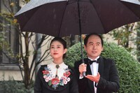 高畑充希（左）をエスコートするトレンディエンジェル斎藤（右）。