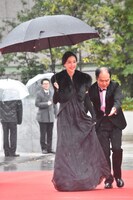 木村佳乃（左）をエスコートするトレンディエンジェル斎藤（右）。