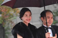 木村佳乃（左）をエスコートするトレンディエンジェル斎藤（右）。