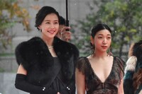 左から木村佳乃、安藤サクラ。