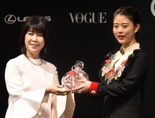 VOGUE JAPANの渡辺三津子編集長からトロフィーを受け取る高畑充希。