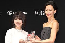 VOGUE JAPANの渡辺三津子編集長からトロフィーを受け取る木村佳乃。