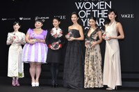 「VOGUE JAPAN Women of the Year 2016」授賞式の登壇者たち。